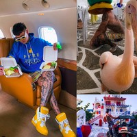 Hoodie dan celana pendek yang mengekspos tato di sekujur kaki, serta sneakers berwarna mencolok, menemani gaya Arnold Putra saat terbang dengan jet pribadi. (Foto: Instagram/@arnoldputra)