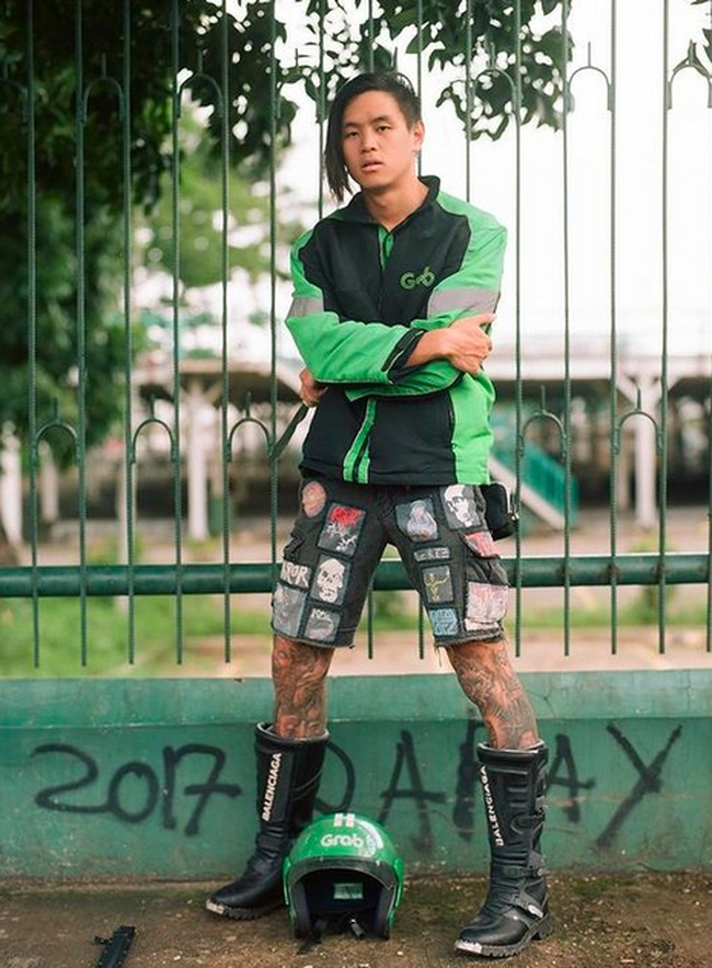 Berkunjung ke Indonesia, Arnold Putra sempat foto OOTD dengan jaket ojol. Ia memadukannya dengan boots tinggi hitam Balenciaga. (Foto: Instagram/@arnoldputra)