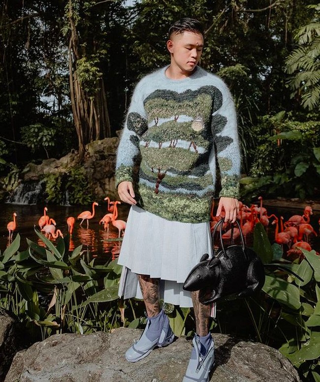 Arnold Putra ikut menormaliasikan tren pria pakai rok. Sebuah unggahan memperlihatkan dia bergaya dengan sweater bergambar lanskap dari Loewe, serta rok dan tas berbentuk anjing keluaran Thom Browne. (Foto: Instagram/@arnoldputra)