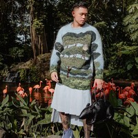 Arnold Putra ikut menormaliasikan tren pria pakai rok. Sebuah unggahan memperlihatkan dia bergaya dengan sweater bergambar lanskap dari Loewe, serta rok dan tas berbentuk anjing keluaran Thom Browne. (Foto: Instagram/@arnoldputra)