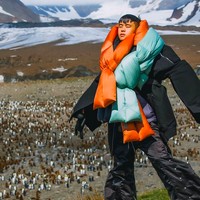 Di Instagram, Arnold Putra kerap mengunggah foto-foto outfit of the day alias OOTD. Banyak gayanya yang eksentrik, seperti yang terlihat di foto ini. Menyambangi Georgia Selatan dan Kepulauan Sandwich Selatan, pulau kecil yang berada di dekat Antartika, desainer yang berbasis di Los Angeles, AS, itu bersolek dengan oversized jacket hitam dan celana gombrong senada, berikut tumpukan puffy scarf warna-warni.  (Foto: Instagram/@arnoldputra)