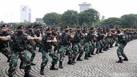 Prajurit TNI AD tampak kompak menyanyikan yel-yel sambil melakukan sejumlah gerakan yang atraktif.