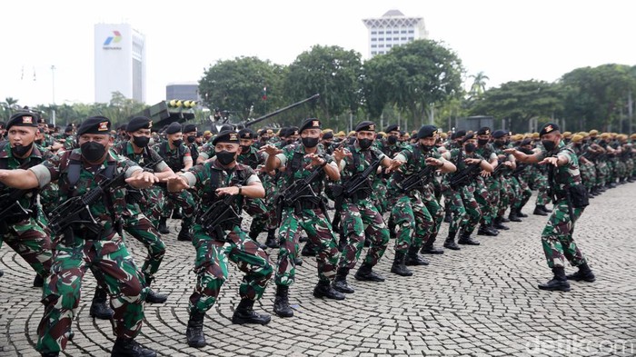 TNI AD menggelar apel pasukan di Monas, Jakarta, Selasa (25/1/2022). Usai apel, para prajurit TNI AD sempat menyanyikan yel-yel di hadapan KSAD Jenderal Dudung Abdurachman.