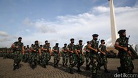 Para prajurit TNI AD saat akan bersiap mengikuti apel yang digelar pukul 08.50 WIB.