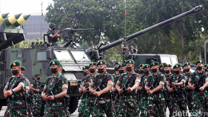 TNI AD menggelar apel pasukan di Monas, Jakarta, Selasa (25/1/2022). Usai apel, para prajurit TNI AD sempat menyanyikan yel-yel di hadapan KSAD Jenderal Dudung Abdurachman.