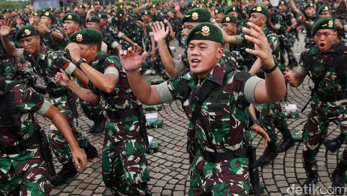 TNI AD menggelar apel pasukan di Monas, Jakarta, Selasa (25/1/2022). Usai apel, para prajurit TNI AD sempat menyanyikan yel-yel di hadapan KSAD Jenderal Dudung Abdurachman.