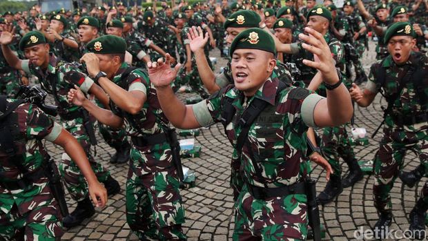 TNI AD menggelar apel pasukan di Monas, Jakarta, Selasa (25/1/2022). Usai apel, para prajurit TNI AD sempat menyanyikan yel-yel di hadapan KSAD Jenderal Dudung Abdurachman.