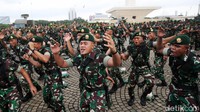 Prajurit TNI AD menyanyikan yel-yel saat apel pasukan di Monas.