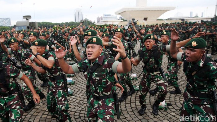 Gaya Yel-yel TNI AD dalam Apel Pasukan di Monas TNI AD menggelar apel pasukan di Monas, Jakarta, Selasa (25/1/2022). Usai apel, para prajurit TNI AD sempat menyanyikan yel-yel di hadapan KSAD Jenderal Dudung Abdurachman.
