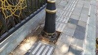 Di lokasi ini pun juga dipasang guiding block. Hanya saja pemasangan guiding block ini ada yang menabrak tiang lampu.