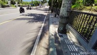 Selain tiang lampu, guiding block juga menabrak pohon palem.