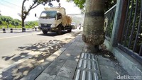 Terkait dengan guiding block tersebut, Kepala Satker PJN Wilayah III Provinsi Jateng, Raden Hendriastomo, mengatakan untuk pemasangannya memang belum ideal.