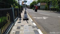Guiding block untuk difabel tunanetra itu juga menabrak tempat bendera.