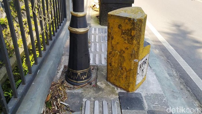 Jalur pedestrian di Kawasan Strategis Pariwisata Nasional Borobudur, Magelang, Jateng, dipasangi guiding block. Namun jalan pemandu bagi difabel tunanetra itu ada yang menabrak tiang hingga pohon.