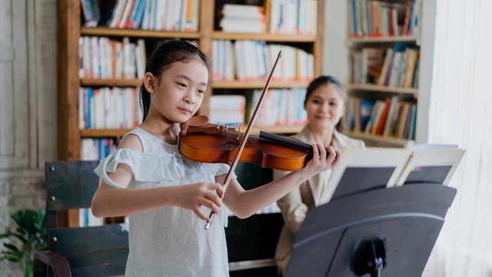 Ilustrasi anak belajar alat musik biola