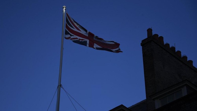 Ilustrasi bendera Inggris FILE - In this file photo dated Monday, Dec. 14, 2020, the Union Flag flies on the top of 10 Downing Street, the Prime Ministers official residence in London. The British government said Wednesday March 24, 2021, the national flag should be flown every day on all public buildings, the latest move in an increasing embrace of the Union flag. (AP Photo/Alberto Pezzali, FILE)