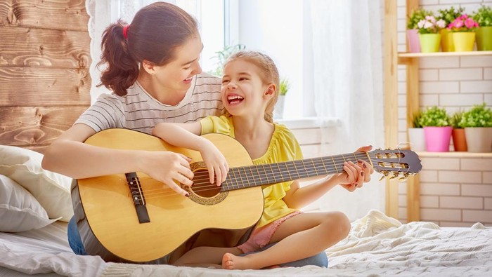 Ilustrasi ibu dan anak main alat musik gitar Ilustrasi ibu dan anak main alat musik gitar