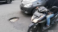 Kerusakan jalan itu juga sudah diunggah oleh akun Instagram @mlampah solo. Dari postingan itu terlihat kerusakan jalan cukup besar dan bisa menyebabkan kecelakaan jika pengendara sepeda motor terperosok di lubang.