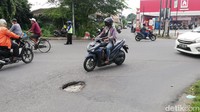 Dari pantauan detikJateng di lokasi terlihat ukuran lubang cukup besar dengan diameter sekitar 50 cm dan dan dalamnya sekitar 10 cm. Posisi lubang yang berada tepat di tikungan jalan membuat pengendara harus ekstra hati-hati. Pasalnya, jika sampai terperosok bisa menyebabkan korban jatuh.