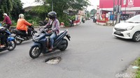 Jalan tersebut terbilang ramai terutama saat jam-jam sibuk. Sejumlah pengendara yang sudah akrab dengan jalur tersebut langsung bisa memilih sisi samping jalan.