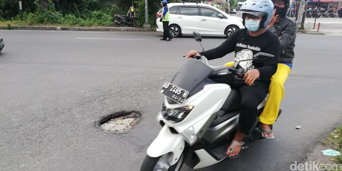 Jalan berlubang di kawasan Jalan Bhayangkara, Solo, tepatnya di simpang tiga SMA Negeri 7 membuat sejumlah pengendara motor sering terjatuh.