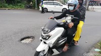 Mengenai unggahan tersebut, Kepala Dinas Pekerjaan Umum dan Penataan Ruang (DPUPR) Kota Solo, Nur Basuki, menjelaskan kerusakan jalan itu sudah masuk dalam pemetaan perbaikan.