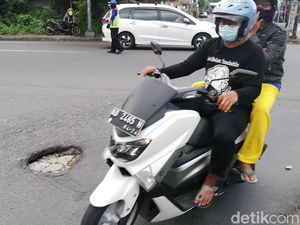 Beredar Narasi Video Naik Motor Pakai Sandal Ditilang, Polisi: Hoax