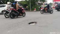 Pengendara kendaraan yang melintas di Jalan Bhayangkara, Solo, tepatnya di simpang tiga SMA Negeri 7 harus ekstra hati-hati. Pasalnya di ruas jalan tersebut terdapat jalan berlubang cukup dalam dan berbahaya.