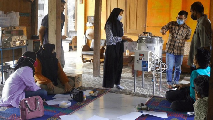 Berkembangnya industri perikanan berimbas terhadap tingginya limbah yang dihasilkan. Itu melatarbelakangi tim Kuliah Kerja Nyata dan Pengabdian kepada Masyarakat (KKN Abmas) Institut Teknologi Sepuluh Nopember (ITS) untuk menyulap limbah perikanan menjadi gelatin.  Mereka lantas dirikan UMKM dari produksi gelatin itu.