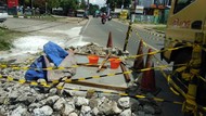 Jalan Berlubang di Jalan Raya Muchtar Sawangan Diperbaiki