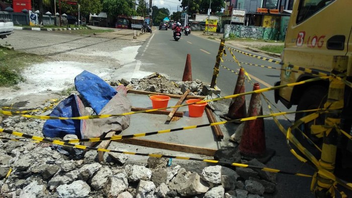 Ruas Jalan Raya Muchtar, Sawangan, Depok, Jawa Barat, berlubang besar. Jalan berlubang itu sudah diperbaiki dalam waktu lima hari.