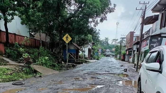 Jalan provinsi di Cianjur rusak parah.