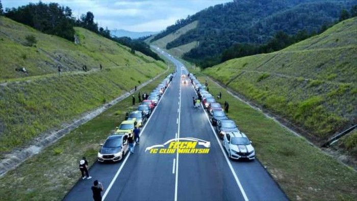 Mobil mewah berhenti di pinggir jalan tol buat foto-foto