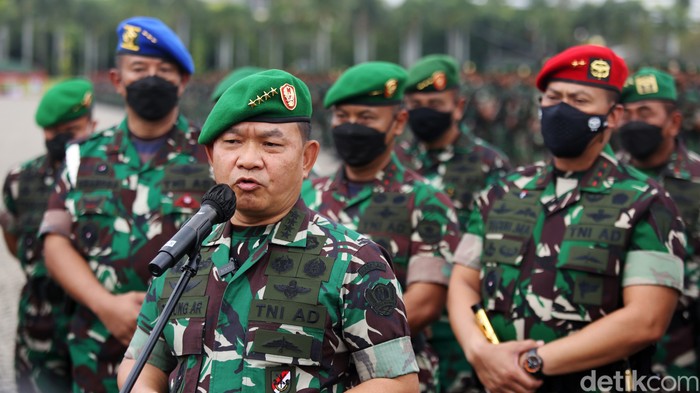 TNI Angkatan Darat menggelar apel pasukan di Monumen Nasional, Jakarta, hari ini. Apel dipimpin oleh Kepala Staf Angkatan Darat Jenderal Dudung Abdurachman.