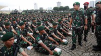 Jenderal Dudung mengecek pasukan.