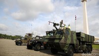 Alutsista TNI AD itu dipajang di lapangan Monas.