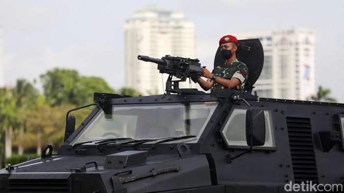 TNI Angkatan Darat menggelar apel pasukan di Monumen Nasional, Jakarta, hari ini. Apel dipimpin oleh Kepala Staf Angkatan Darat Jenderal Dudung Abdurachman.
