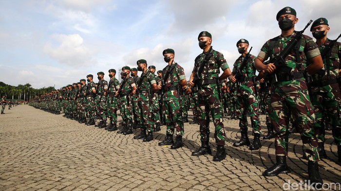 TNI Angkatan Darat menggelar apel pasukan di Monumen Nasional, Jakarta, hari ini. Apel dipimpin oleh Kepala Staf Angkatan Darat Jenderal Dudung Abdurachman.