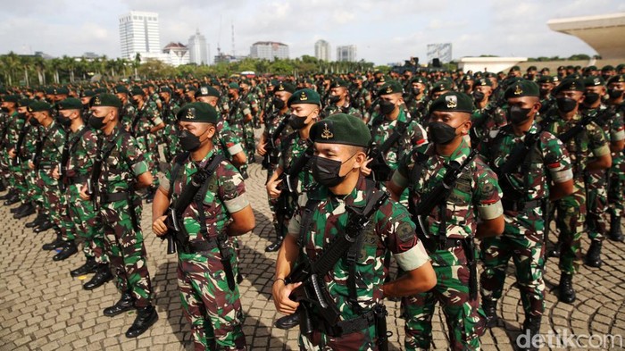 TNI Angkatan Darat menggelar apel pasukan di Monumen Nasional, Jakarta, hari ini. Apel dipimpin oleh Kepala Staf Angkatan Darat Jenderal Dudung Abdurachman.