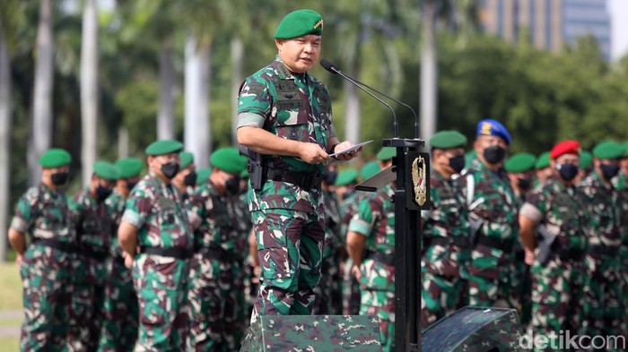 Jenderal Dudung Pimpin Apel TNI AD di Monas TNI Angkatan Darat menggelar apel pasukan di Monumen Nasional, Jakarta, hari ini. Apel dipimpin oleh Kepala Staf Angkatan Darat Jenderal Dudung Abdurachman.