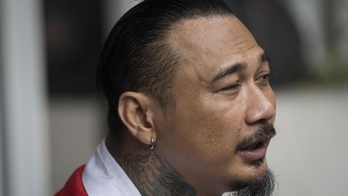 Terdakwa yang juga musisi I Gede Ari Astina atau Jerinx Superman is Dead (SID) (kedua kanan, atas) menyimak keterangan salah satu saksi dalam sidang lanjutan kasus pengancaman melalui media elektronik pada Adam Deni di Pengadilan Negeri (PN) Jakarta Pusat, Jakarta, Selasa (25/1/2022). Sidang beragendakan mendengarkan keterangan tiga saksi ahli bidang ahli pidana, digital forensik dan ITE yang dihadirkan jaksa penuntut umum. ANTARA FOTO/Aditya Pradana Putra/hp.