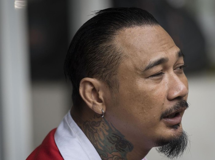 Terdakwa yang juga musisi I Gede Ari Astina atau Jerinx Superman is Dead (SID) (kedua kanan, atas) menyimak keterangan salah satu saksi dalam sidang lanjutan kasus pengancaman melalui media elektronik pada Adam Deni di Pengadilan Negeri (PN) Jakarta Pusat, Jakarta, Selasa (25/1/2022). Sidang beragendakan mendengarkan keterangan tiga saksi ahli bidang ahli pidana, digital forensik dan ITE yang dihadirkan jaksa penuntut umum. ANTARA FOTO/Aditya Pradana Putra/hp.