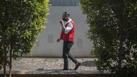 Bukannya memberi bukti, Jerinx malah mengancam Adam Deni dengan menginjak kepala Adam Deni di aspal.  