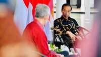 Dalam suasana bersahabat, Jokowi dan PM Lee sebelumnya melakukan pembicaraan tete-a-tete di veranda. Pada pertemuan kali ini, kedua kepala pemerintahan mengenakan batik, termasuk delegasi yang hadir. dok. Biro Pers Sekretariat Presiden