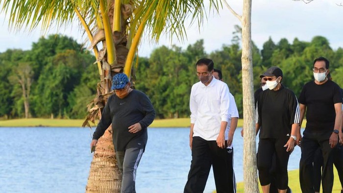 Jokowi Olahraga Bersama Sejumlah Menteri di Bintan