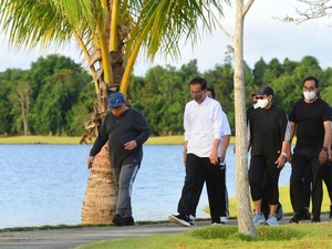 Jokowi Olahraga Bareng Para Menteri Jelang Bertemu PM Singapura di Bintan