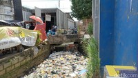 Sampah tersebut sudah sering dibersihkan oleh petugas, namun ada lagi.