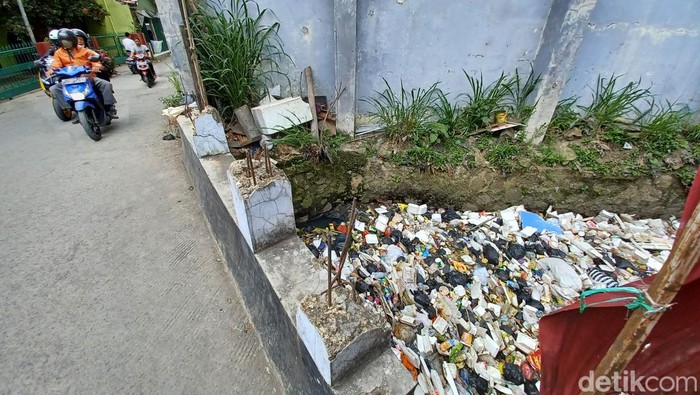 Penumpukan sampah kembali terjadi lagi di Kabupaten Bandung. Bahkan kali ini terjadi di sungai tepat depan gapura kampung boneka, Sayati hilir, Desa Sayati, Kecamatan Margahayu, Kabupaten Bandung, Selasa (25/1/2022).