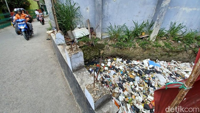 Jorok! Sungai di Kopo Sayati Dipenuhi Sampah Penumpukan sampah kembali terjadi lagi di Kabupaten Bandung. Bahkan kali ini terjadi di sungai tepat depan gapura kampung boneka, Sayati hilir, Desa Sayati, Kecamatan Margahayu, Kabupaten Bandung, Selasa (25/1/2022).