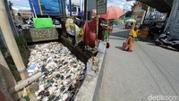 Salah seorang warga mengatakan bahwa sampah tersebut merupakan sampah kiriman dari daerah lain.